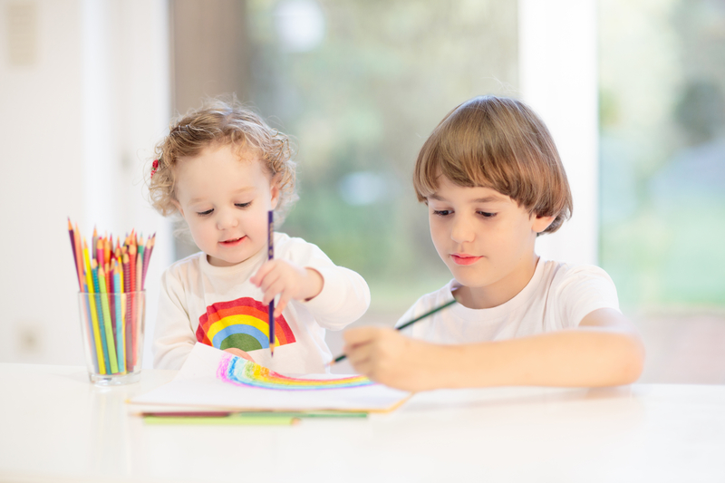 Kinder beim Ausmalen