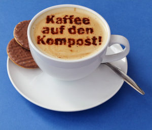 Kaffeesatz auf den Kompost